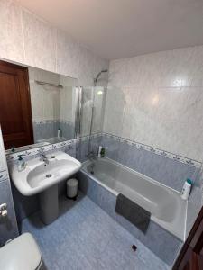 Ένα μπάνιο στο Apartamento centro y playa de Gijon