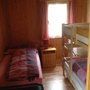 1 dormitorio con 2 literas y ventana en Fortuna en Sörenberg