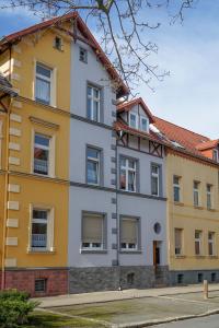 ein Apartmenthaus in Gelb- und Weißtönen in der Unterkunft Albertine in Quedlinburg