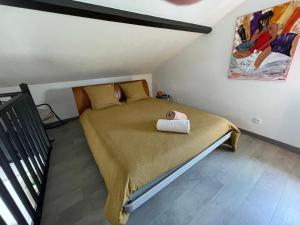 ein Schlafzimmer mit einem Bett mit gelber Tagesdecke in der Unterkunft Le Domaine du Fayé 