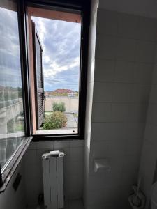 Un baño con ventana y un inodoro. en Rose 9 Palace, en Brescia 10 fotos más