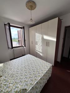 un dormitorio con una cama y una ventana en Rose 9 Palace, en Brescia
