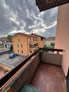un balcón con vista a un edificio en Rose 9 Palace, en Brescia