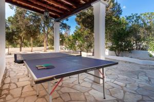 una mesa de ping pong en la parte superior de un patio en Casa Aalaya: Ibiza Mediterranean Retreat, en Illes Balears