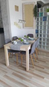 drewniany stół z krzesłami i jadalnia w obiekcie Apartament SUNNY w mieście Gdynia