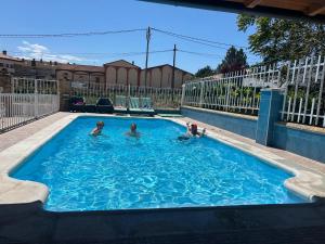 un grupo de personas nadando en una piscina en Pensión Jauja, en Alesanco