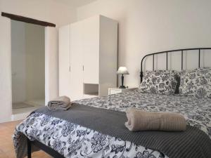 1 dormitorio con 1 cama grande en una habitación en Fathill Finca en Granadilla de Abona