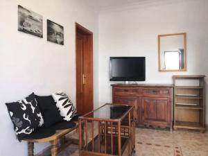 格拉納迪利亞德阿沃納的住宿－Fathill Finca，带沙发和电视的客厅