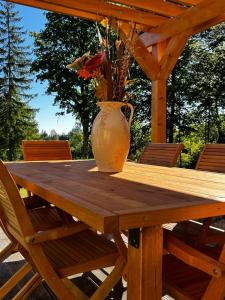 un jarrón sobre una mesa de madera en Vacation house Polane en Delnice