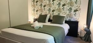 sypialnia z łóżkiem z dwoma ręcznikami w obiekcie Le Grand Cerf 