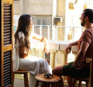 un hombre y una mujer sentados en un balcón en Champollion Palace en El Cairo