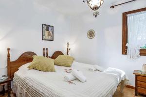 Un dormitorio con una cama blanca con toallas. en La Torreta, en Palafrugell