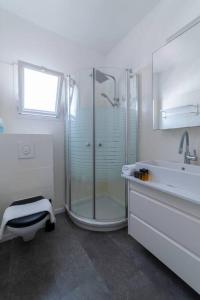 Um banheiro em O&OGroup- Classy 3-bedroom Apt with Stunning View