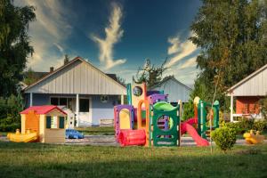 um parque infantil no quintal de uma casa em Holiday Park Kacze Stawy em Leba