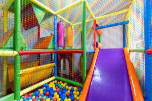a play room filled with balls and a slide at Apartamenty Bałtyckie - Grand Baltic - WIFI, Klimatyzacja, Sala Zabaw, Taras wypoczynkowy, centrum Ustki in Ustka