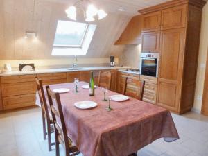 cocina con mesa con sillas y ventana en Appartement de 2 chambres avec jardin et wifi a Bernardville, en Bernardvillé