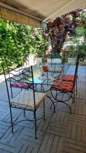 um grupo de cadeiras e uma mesa num pátio em San Lorenzo 66 em San Giovanni Valdarno