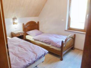 1 dormitorio con 2 camas y ventana en Appartement de 2 chambres avec jardin et wifi a Bernardville, en Bernardvillé