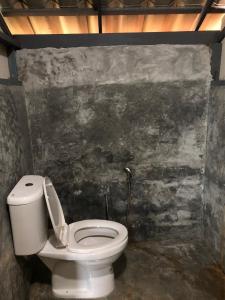 コー・チャン・ラノーンにあるThe Big Houseのバスルーム(白いトイレ付)が備わります。