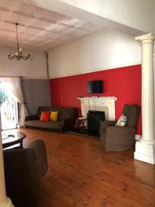 sala de estar con 2 sofás y chimenea en Choice Guesthouse and Backpackers en Bulawayo
