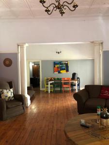 - un salon avec un canapé et une table dans l'établissement Choice Guesthouse and Backpackers, à Bulawayo