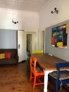 - un salon avec une table et des chaises en bois dans l'établissement Choice Guesthouse and Backpackers, à Bulawayo