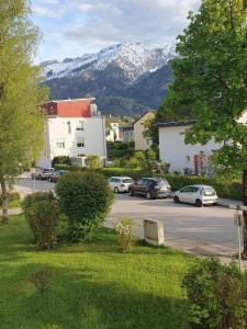 uma rua com carros estacionados em frente a uma montanha em Ferienwohnung Jessika em Bad Reichenhall