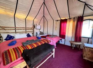 Llit o llits en una habitació de Merzouga Memories Luxury Camp