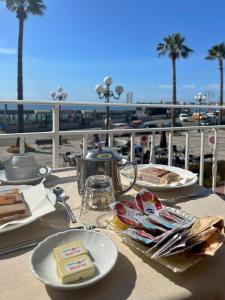 un tavolo con piatti di cibo in cima a un balcone di La Piazzetta a Giardini Naxos