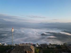 une vue depuis le sommet d'une montagne avec des nuages dans l'établissement Lau Camping Phình Hồ, à Yên Bái