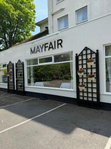 uma loja Mayfair com uma grande janela num parque de estacionamento em The Mayfair Hotel em Bournemouth