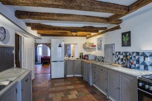 Kuchyňa alebo kuchynka v ubytovaní L'Octroi, maison au cœur de St Dyé sur Loire