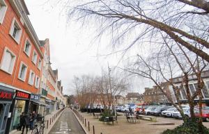 ボーヴェにあるAppartement meublé Hypercentre Beauvais - 1h de Parisの雨の日に駐車された車のある街路