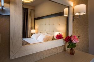 A bed or beds in a room at Zoi Apartments