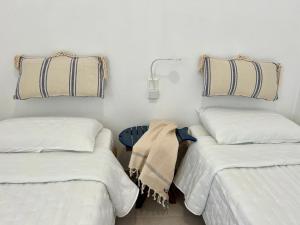 Apartamento Brisa de Menorca في سون بارك: غرفة بسريرين توأم ومصباح