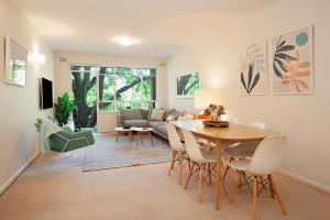 een eetkamer en een woonkamer met een tafel en stoelen bij Bayside Tranquility in Sydney