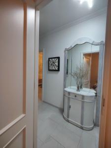 La salle de bains blanche est pourvue d'un miroir et d'un lavabo. dans l'établissement Aldea y Playa, à O Grove