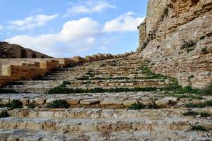 un conjunto de escaleras de piedra en un acantilado en King Chemosh, en Kerak