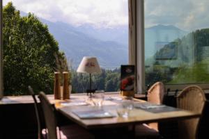 mesa de comedor con vistas a la montaña en Le Saint Georges, en Gruyères