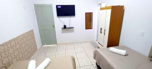 パラウアペバスにあるFlat JMのベッドルーム1室(ベッド1台、壁掛けテレビ付)