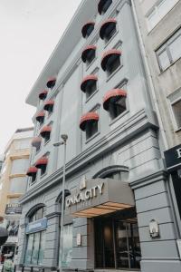 un edificio con balcones en un lateral en ONKA OTELCİLİK TURİZM TİCARET LİMİTED ŞİRKETi en Estambul
