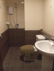 een badkamer met een douche, een toilet en een wastafel bij Baan7984 Rawai in Rawai Beach