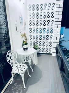 une table et deux chaises sur un porche avec une porte blanche dans l'établissement BERUNTUNG KE BARI RESORT @ PANTAI PENARIK, à Kampong Bari Kechil 57 autres photos