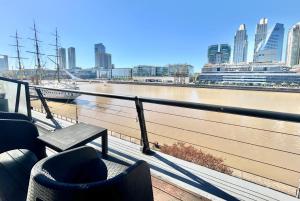 een balkon met uitzicht op een rivier en gebouwen bij Madero Homes in Buenos Aires