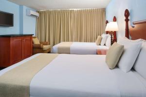 Postel nebo postele na pokoji v ubytování Ewa Hotel Waikiki