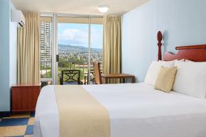 Postel nebo postele na pokoji v ubytování Ewa Hotel Waikiki