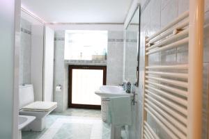 ヴェルチェッリにあるLoft Piazza Cavour Vercelliの洗面台とトイレ付きのバスルーム +36枚の写真