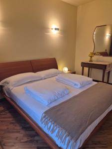 un letto con due cuscini sopra in una camera da letto di Il rosone a Tirano