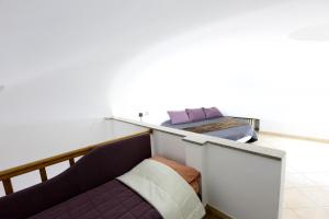 ヴェルチェッリにあるLoft Piazza Cavour Vercelliの部屋の手すりに置かれた2つのベッド