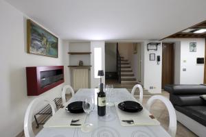 a living room with a table and chairs and a couch at Loft Piazza Cavour Vercelli in Vercelli